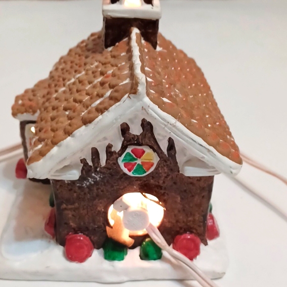 Yuletide Gingerbread House - Picture 5 of 7